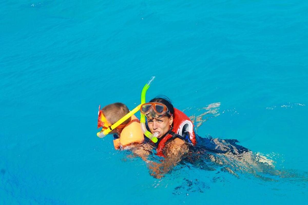 deux personnes dans l'eau dans l'eau