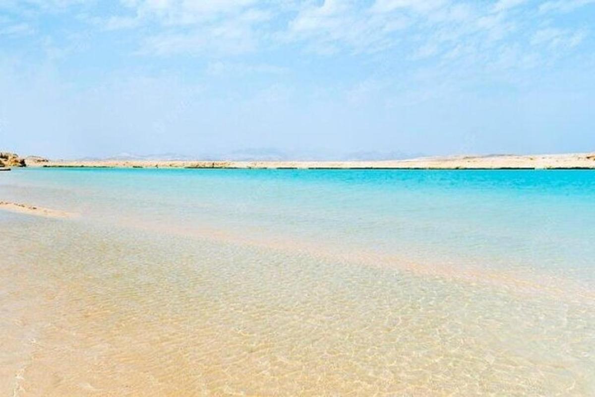 plaža z modro vodo in modrim nebom