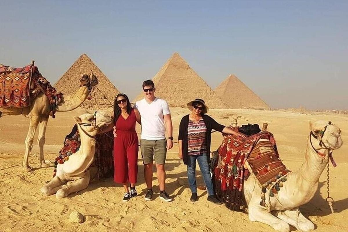 en gruppe mennesker står foran pyramiderne