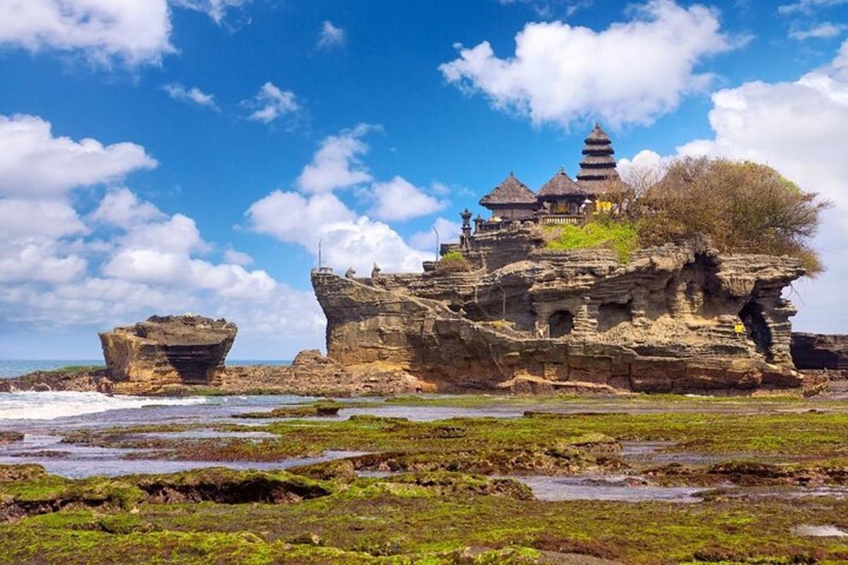 位于海中岩石顶部的建筑物