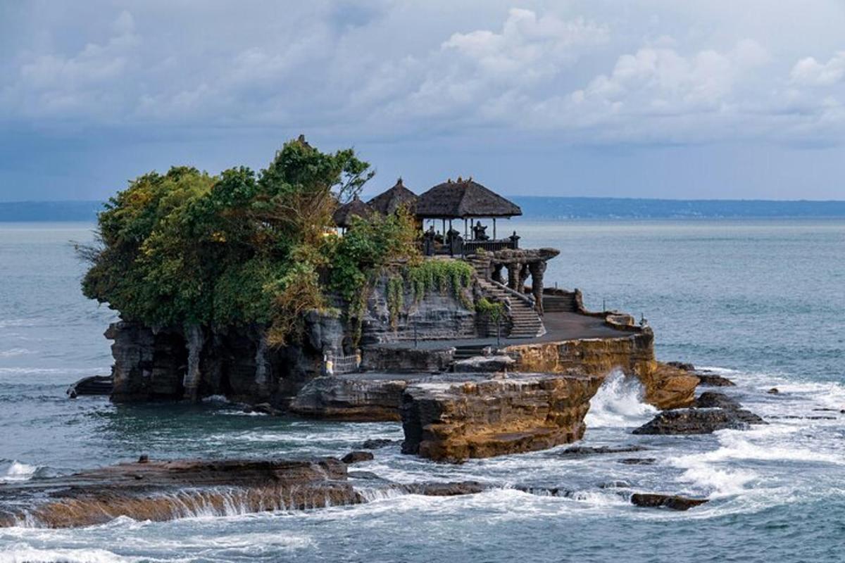 海洋中的一个岛屿，岛上有一座建筑