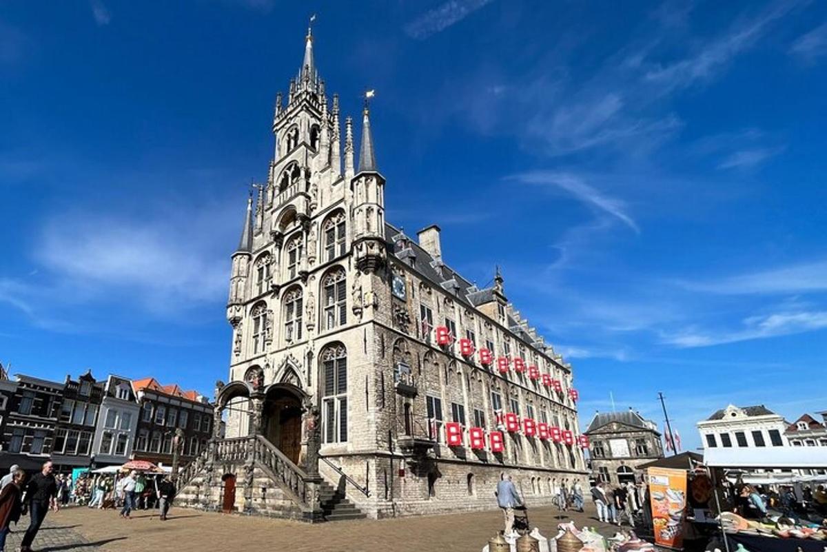 een groot gebouw met daarop een klokkentoren