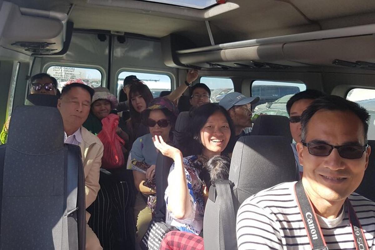 eine Gruppe von Menschen sitzt in einem Bus