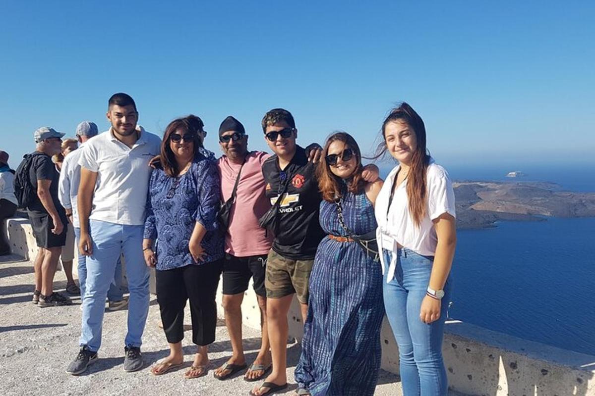 eine Gruppe von Menschen posiert für ein Foto auf dem Gipfel eines Berges