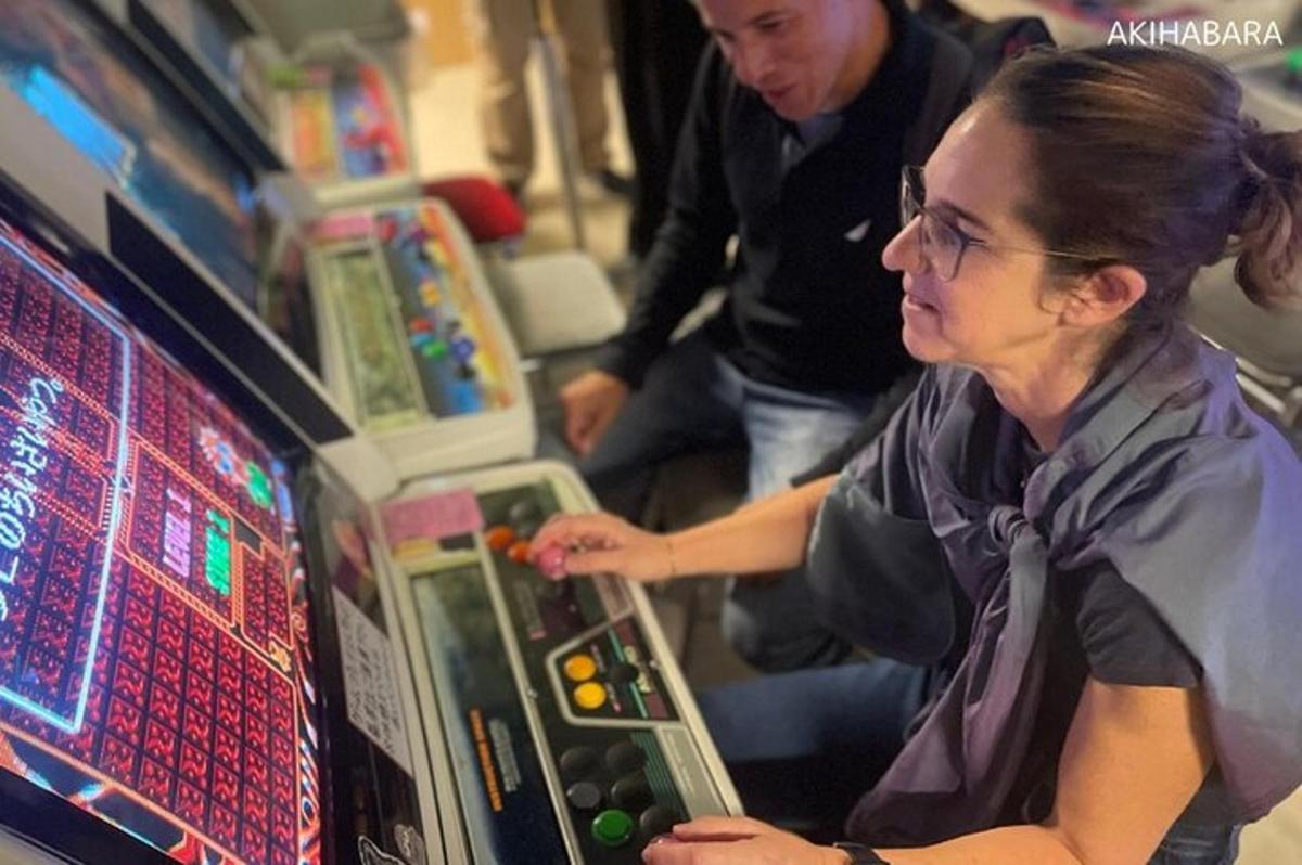 una donna che gioca a un videogioco su un flipper