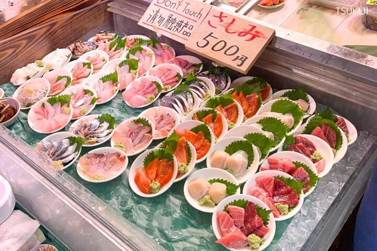 vitrína s mnoha různými druhy sushi