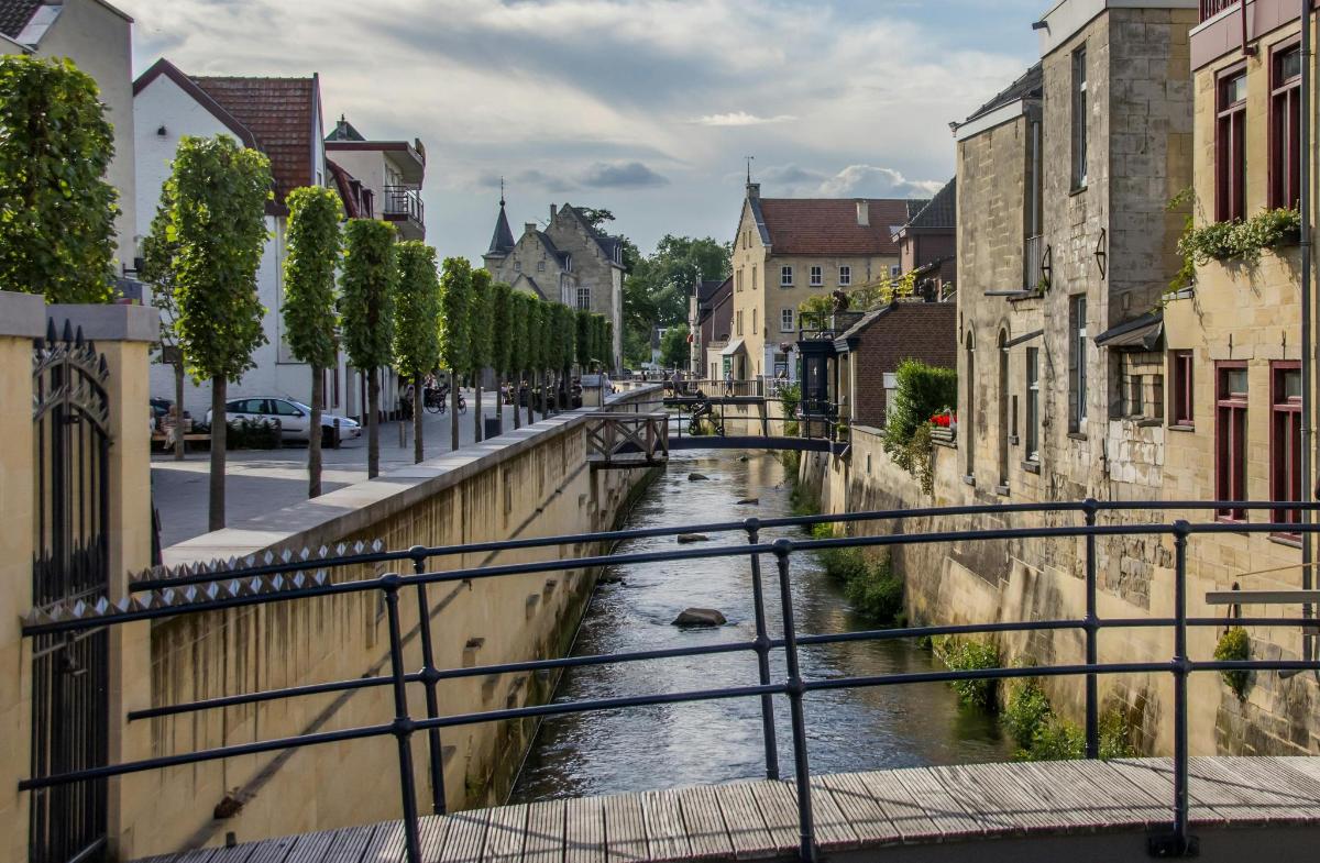ein Fluss in einer Stadt mit Häusern und Gebäuden