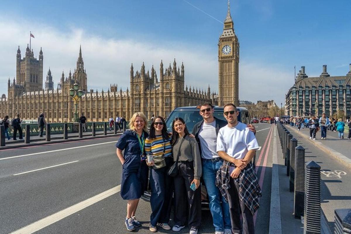 Un grupo de personas de pie frente a la torre del reloj del Big Ben.