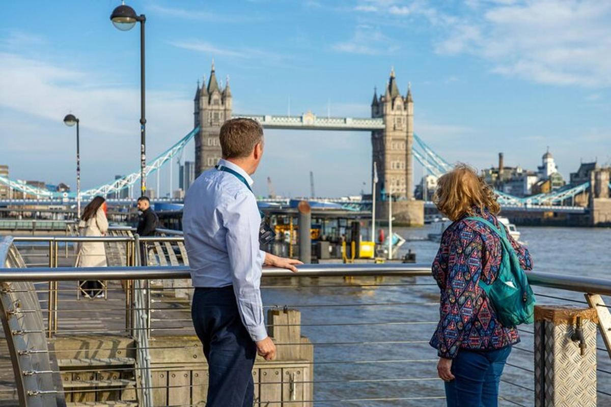 un uomo e una donna guardano il Tower Bridge