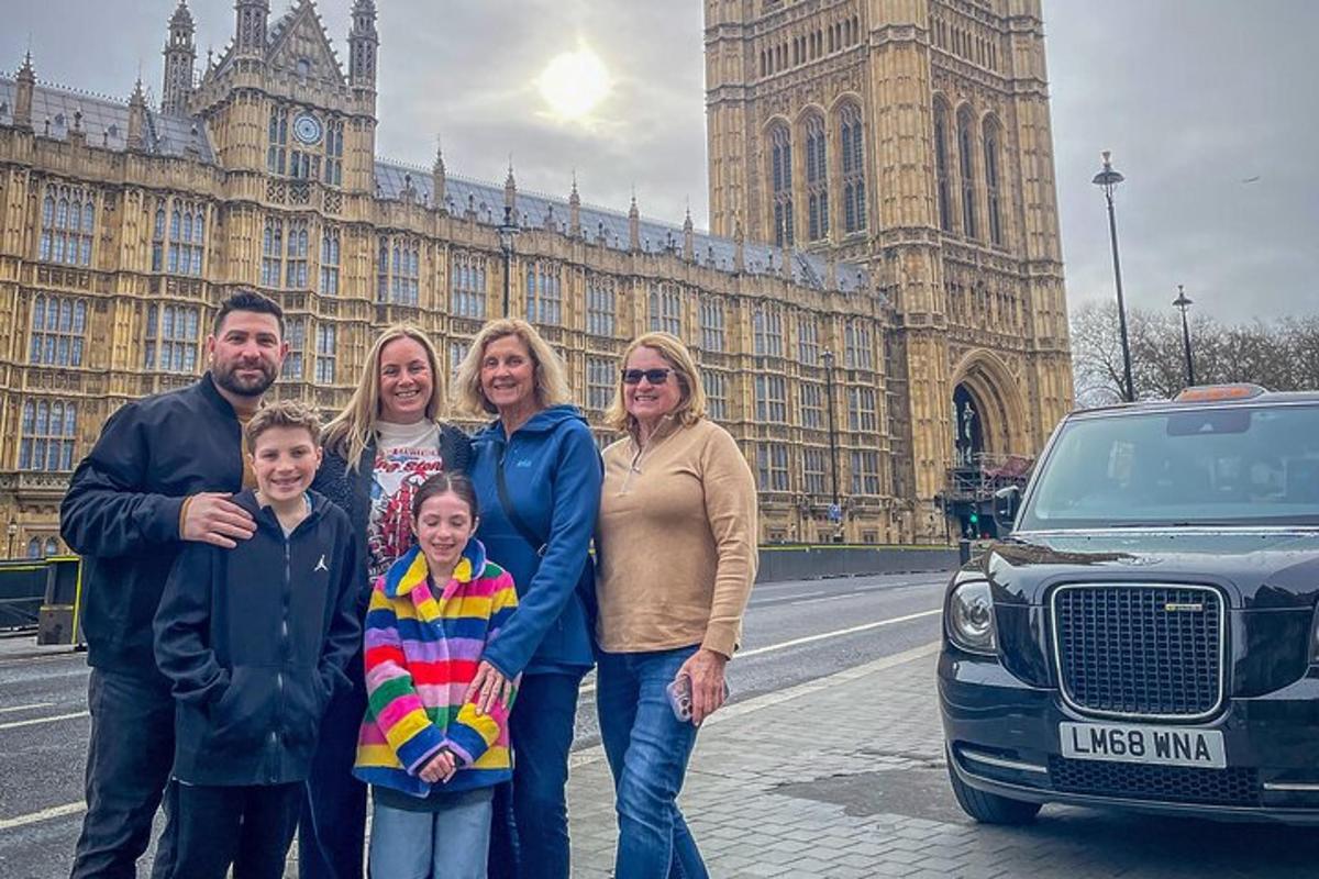 una famiglia posa davanti al Big Ben