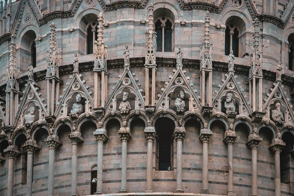 側面に彫像がある建物