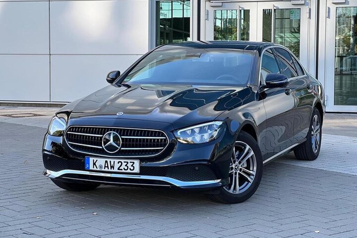 černé auto zaparkované před budovou