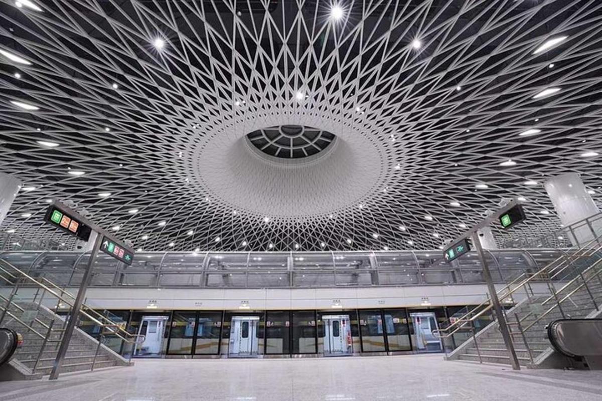 um grande teto em um aeroporto com uma grande espiral