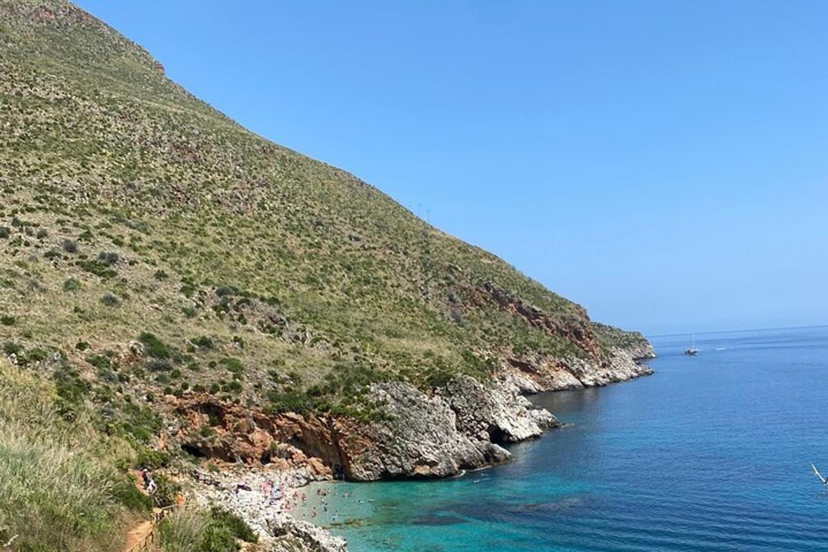 una collina con una spiaggia vicino all'oceano