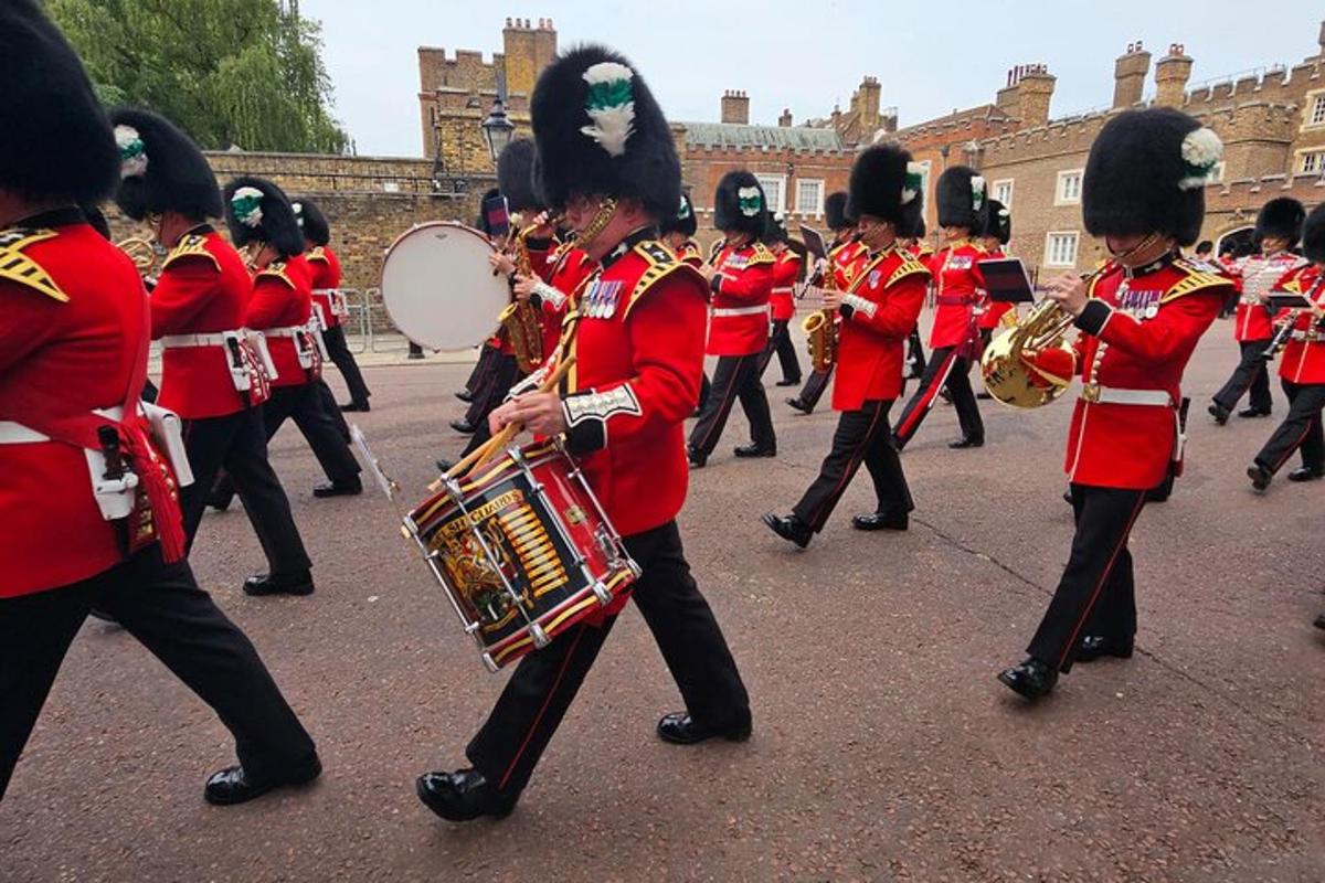 sekelompok marching band berseragam merah