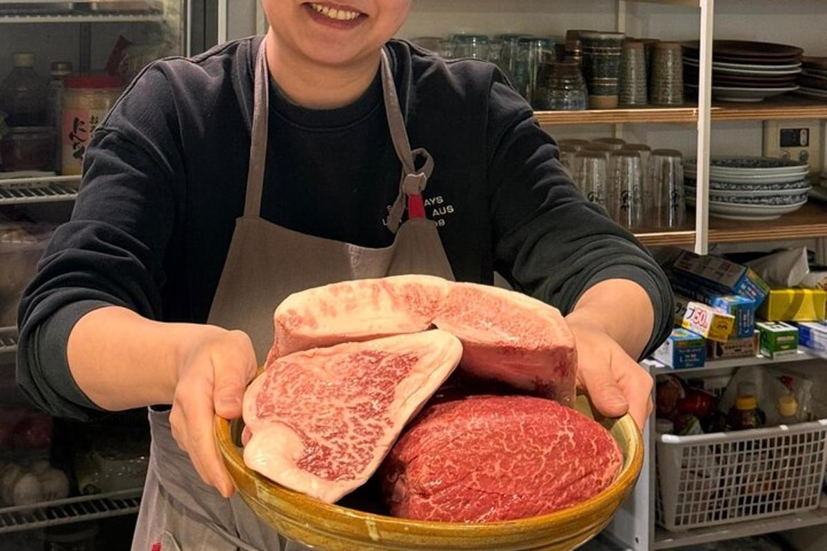um homem segurando uma cesta de carne em uma loja