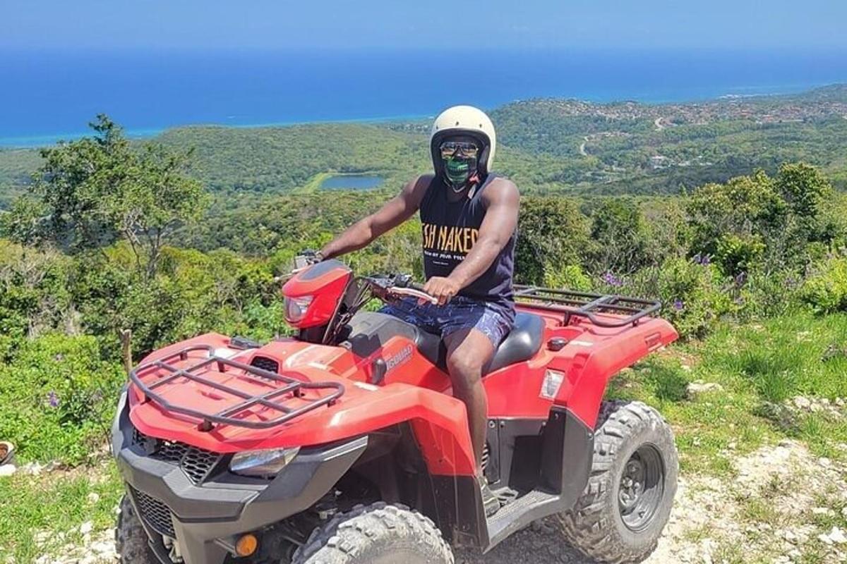 un uomo è seduto su un quad su una collina