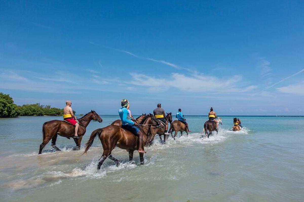 un gruppo di persone a cavallo sulla spiaggia