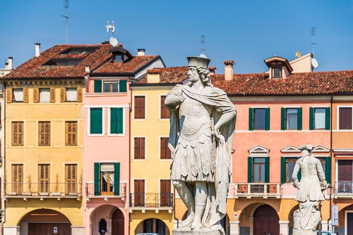 una statua davanti agli edifici di una città