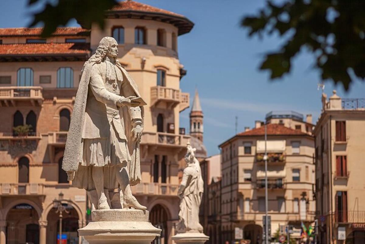 una statua di un uomo in piedi davanti a un edificio