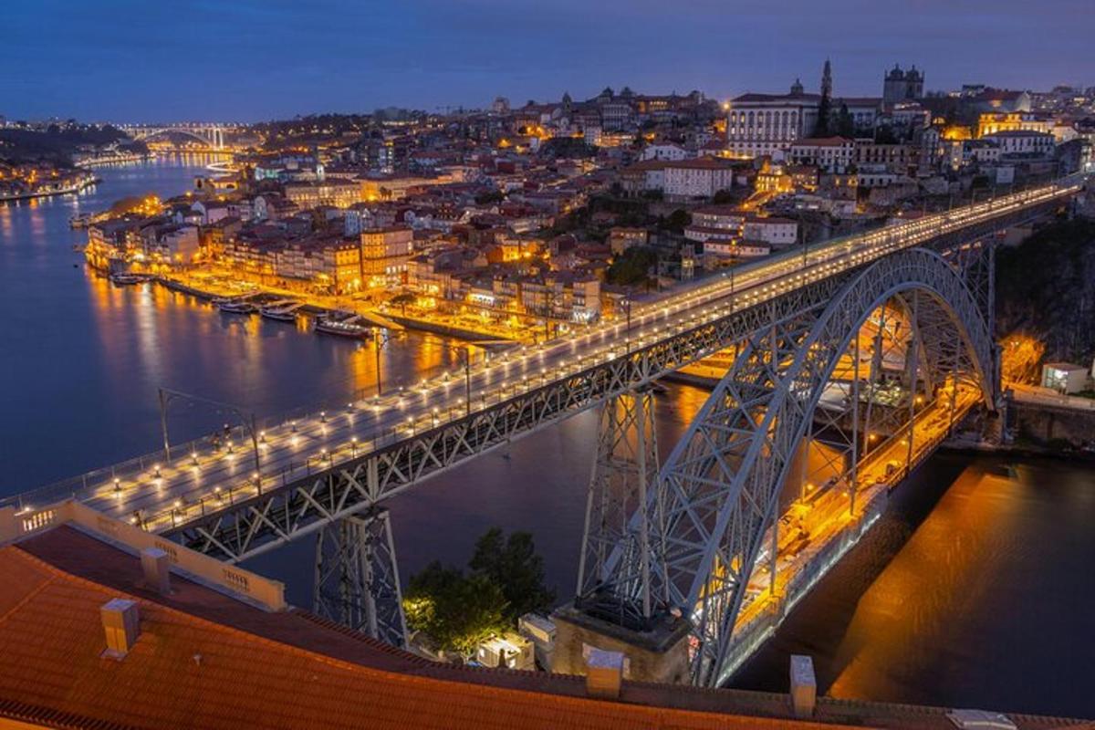 un pont sobre un riu amb una ciutat de nit