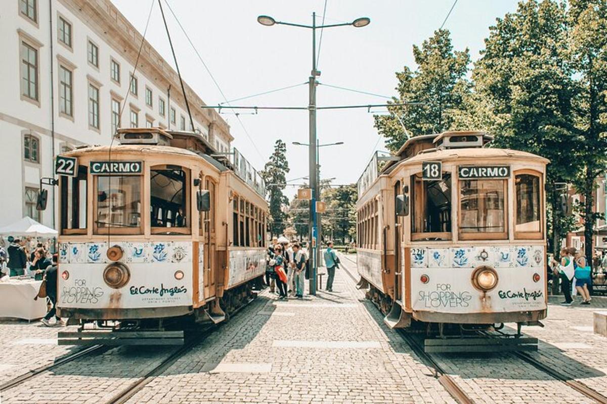 dos tramvies aparcats un al costat de l'altre en un carrer