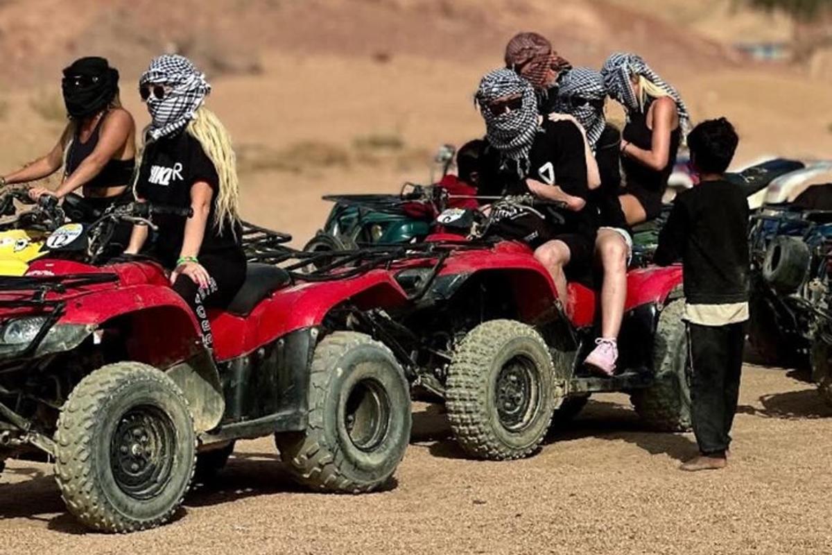 un gruppo di persone in sella a quad nel deserto