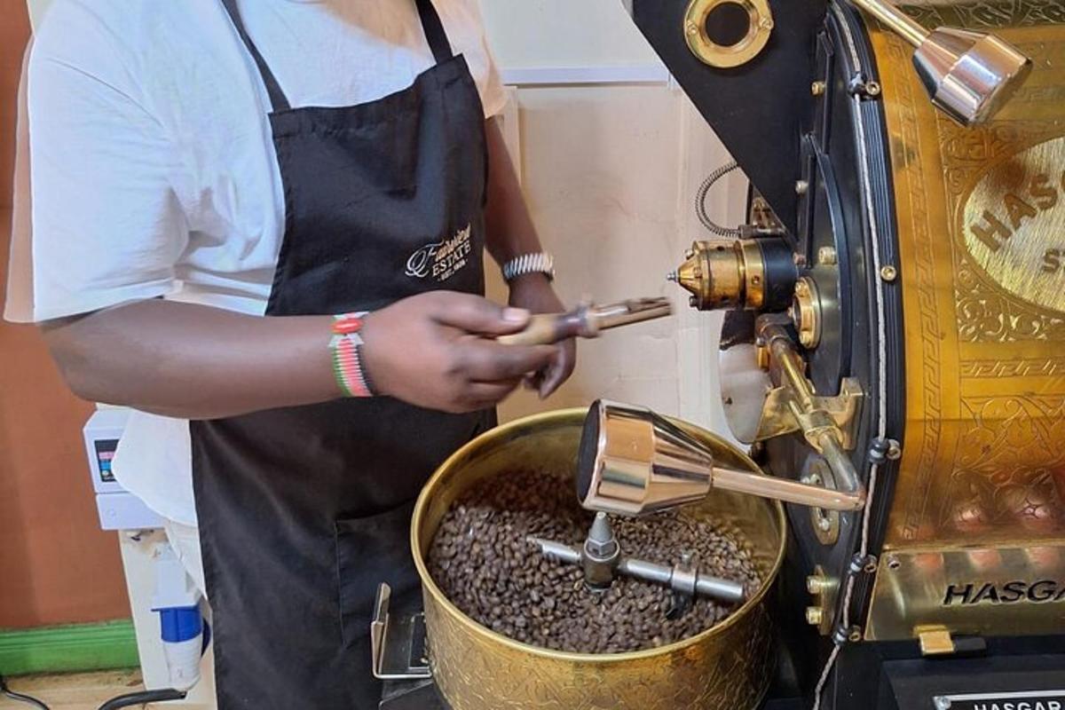 un uomo sta preparando il caffè in una macchina