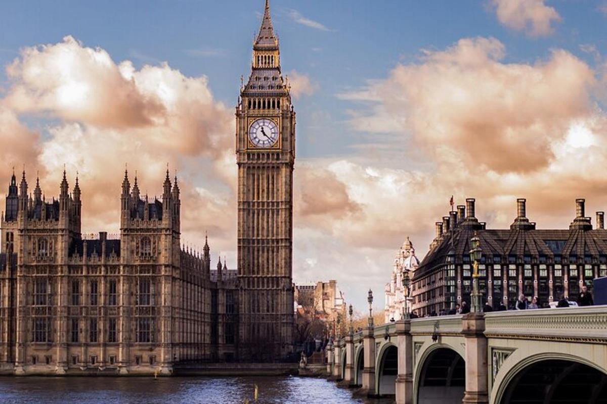 un edificio con una torre dell'orologio e il Big Ben