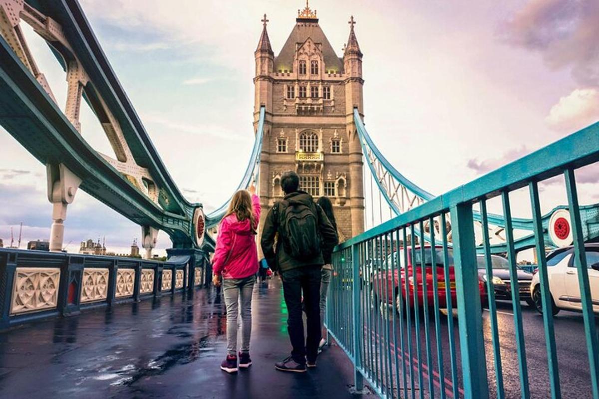 una coppia che cammina su un ponte di fronte alla Torre di Londra
