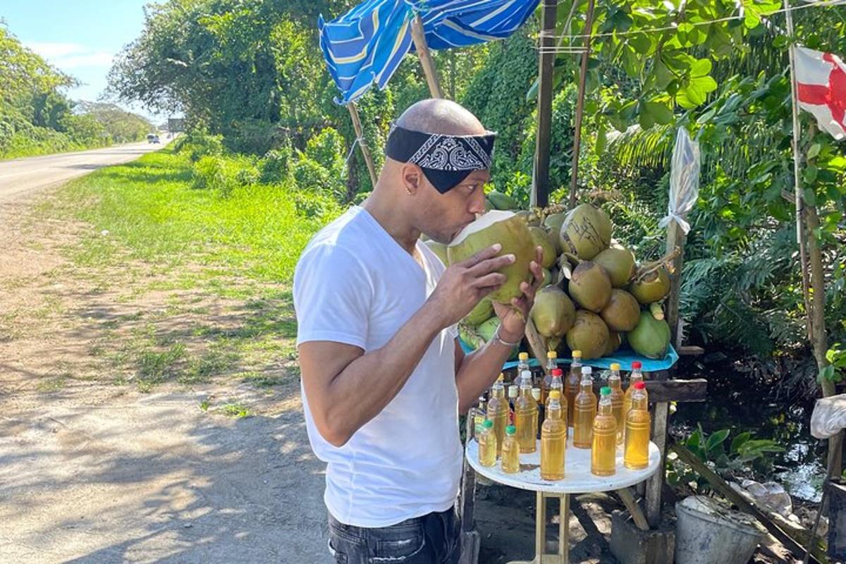moški, ki stoji pred mizo s kupom pijače