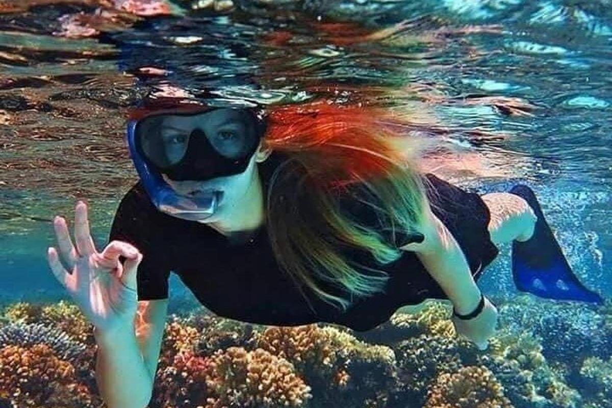 μια γυναίκα στο νερό με μάσκα