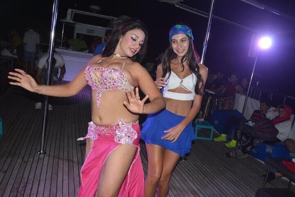 due ragazze in costume che ballano su una barca