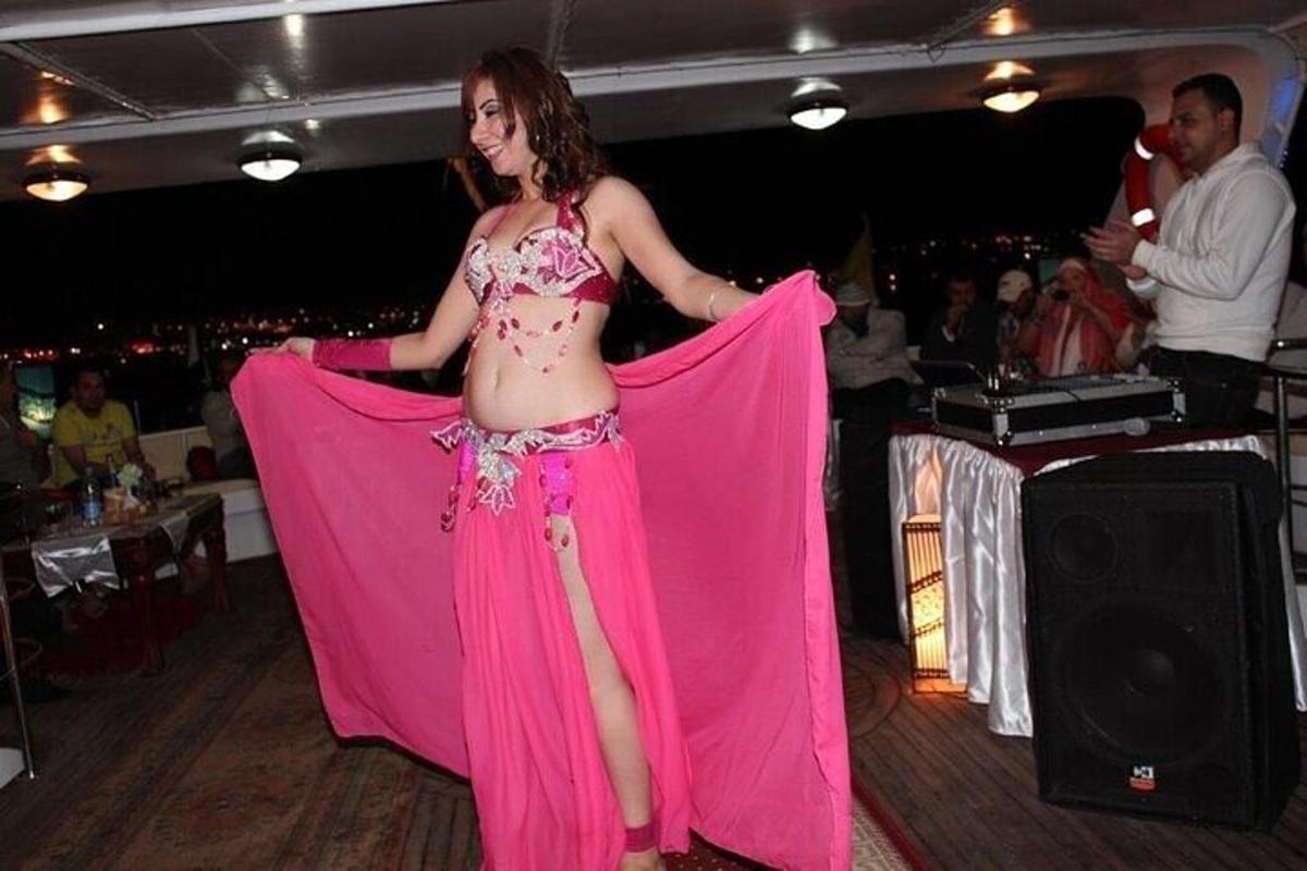 una donna in un vestito rosa in piedi su una pista da ballo