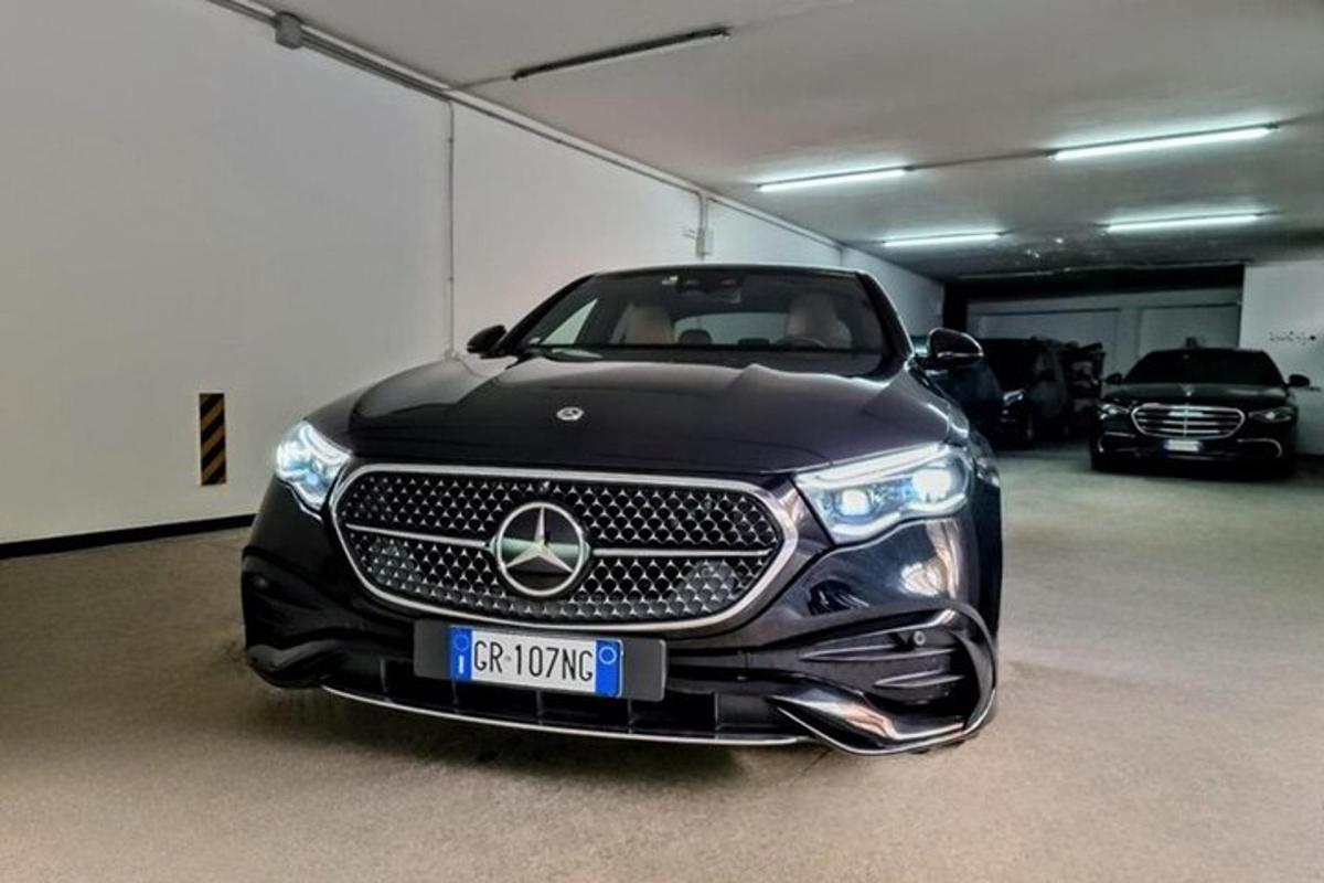 sebuah kereta hitam diletakkan di garaj