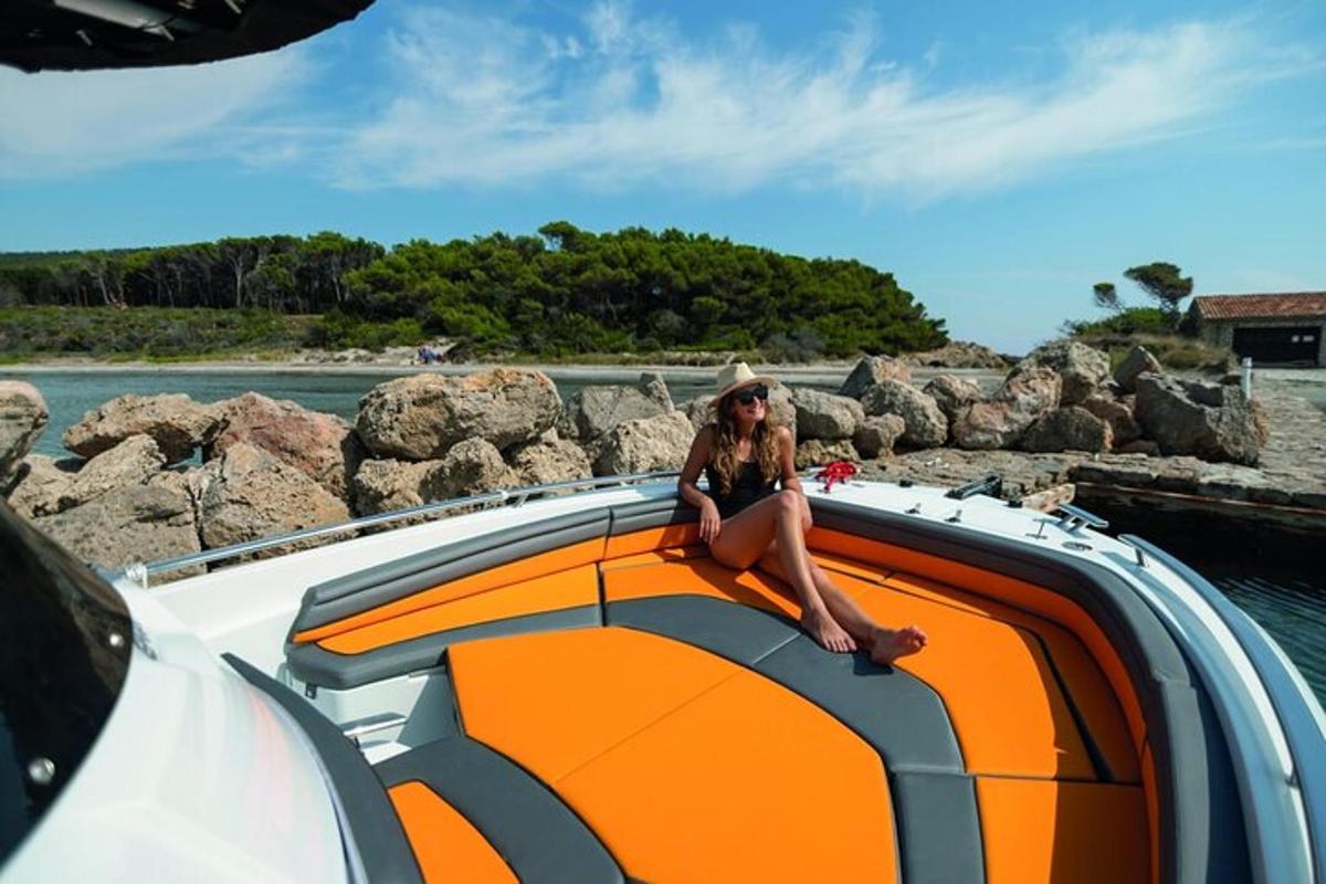 uma mulher sentada na parte de trás de um barco