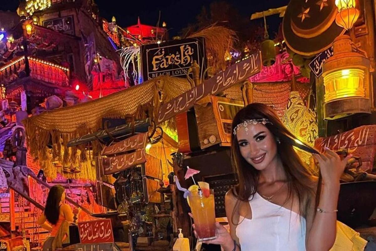 Μια γυναίκα κρατάει ένα ραβδί μπροστά από ένα κατάστημα
