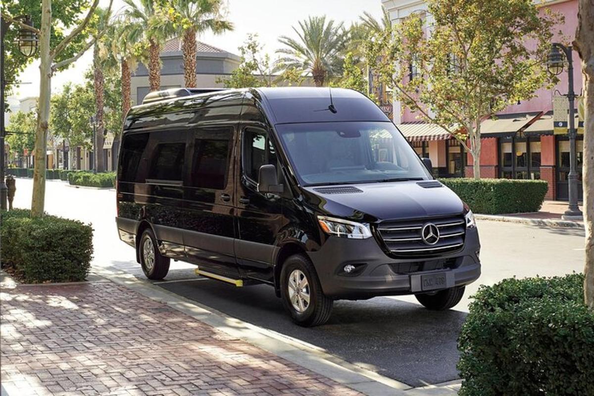Una camioneta negra está estacionada en una calle