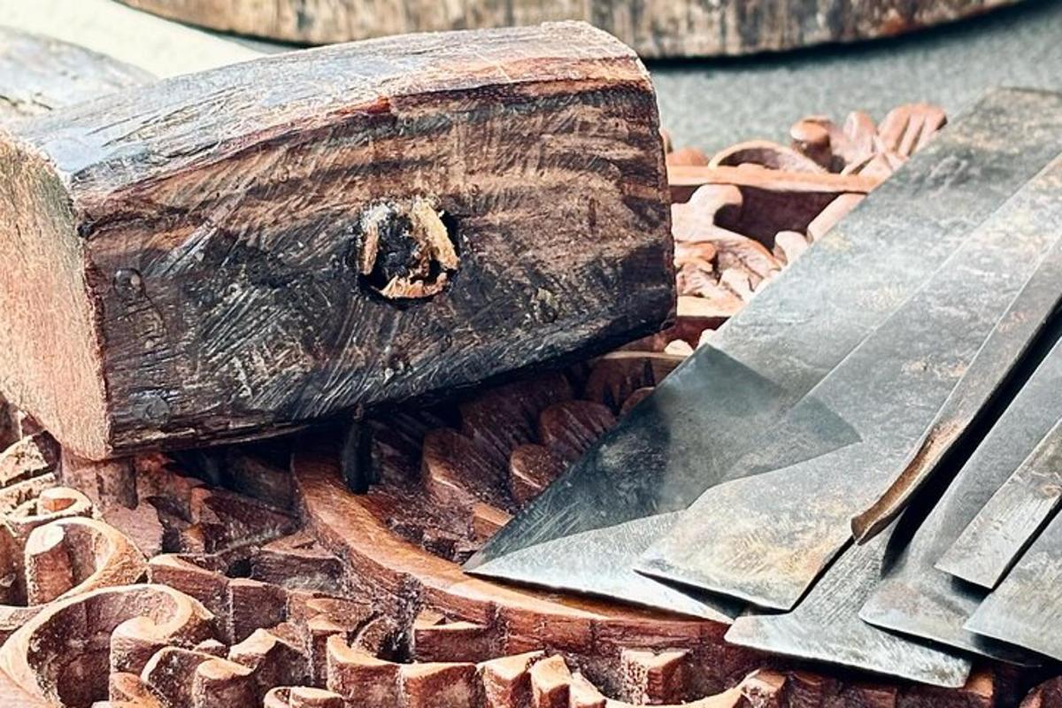 sekeping kayu dan pisau di atas timbunan runtuhan