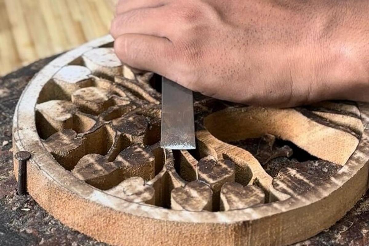 seseorang yang memegang pisau dalam mangkuk kayu