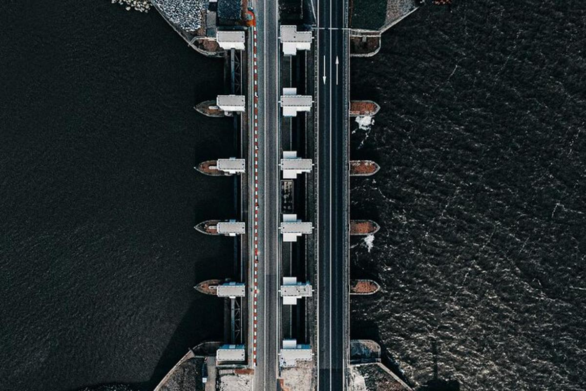 Поглед из ваздуха на мост преко воде