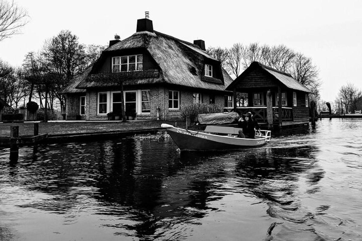 bátur liggur við bryggju fyrir framan hús