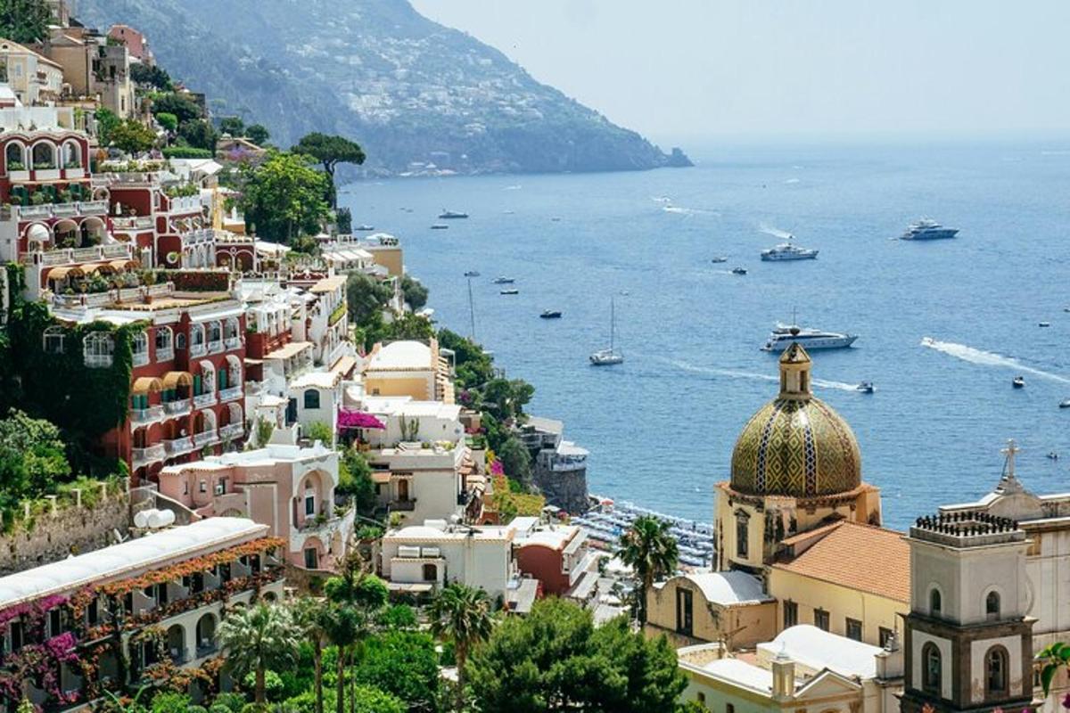 pemandangan pantai amalfi dengan bot di dalam air
