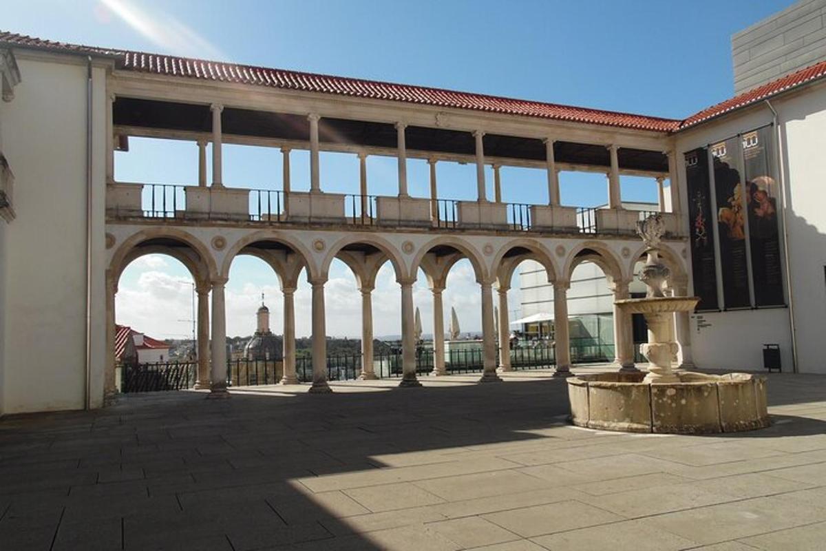 ein Gebäude mit Bögen und einem Balkon mit Aussicht