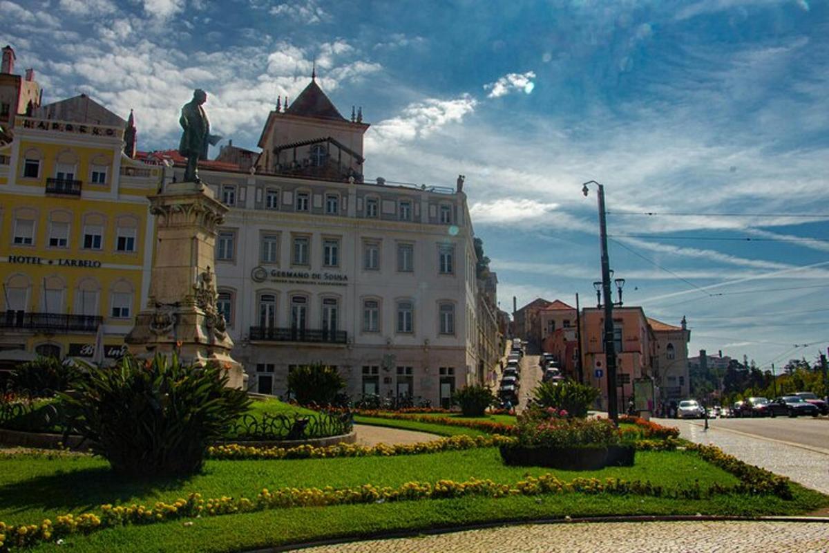 ein großes Gebäude mit einer Statue davor