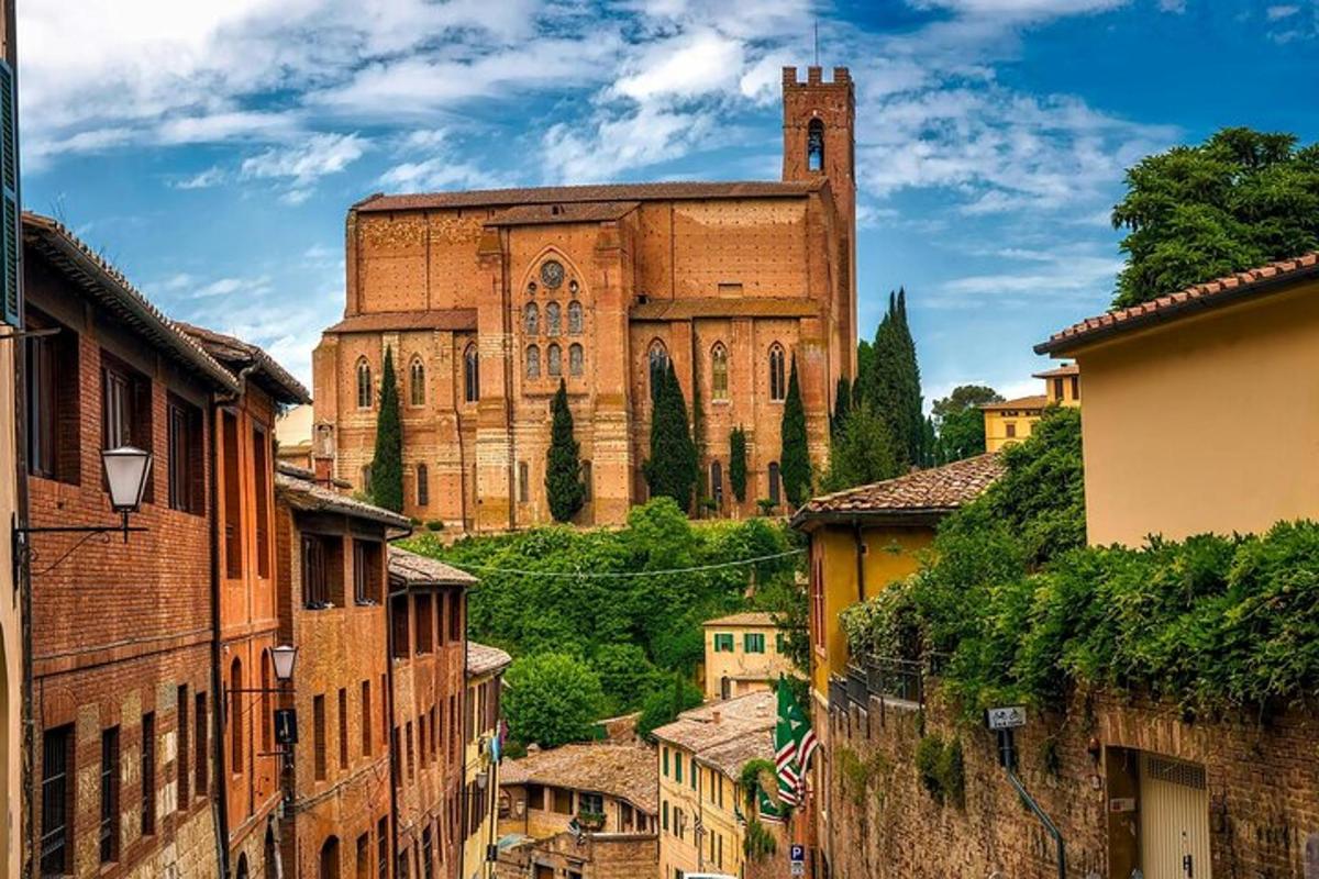 una grande chiesa con un campanile in una città con edifici