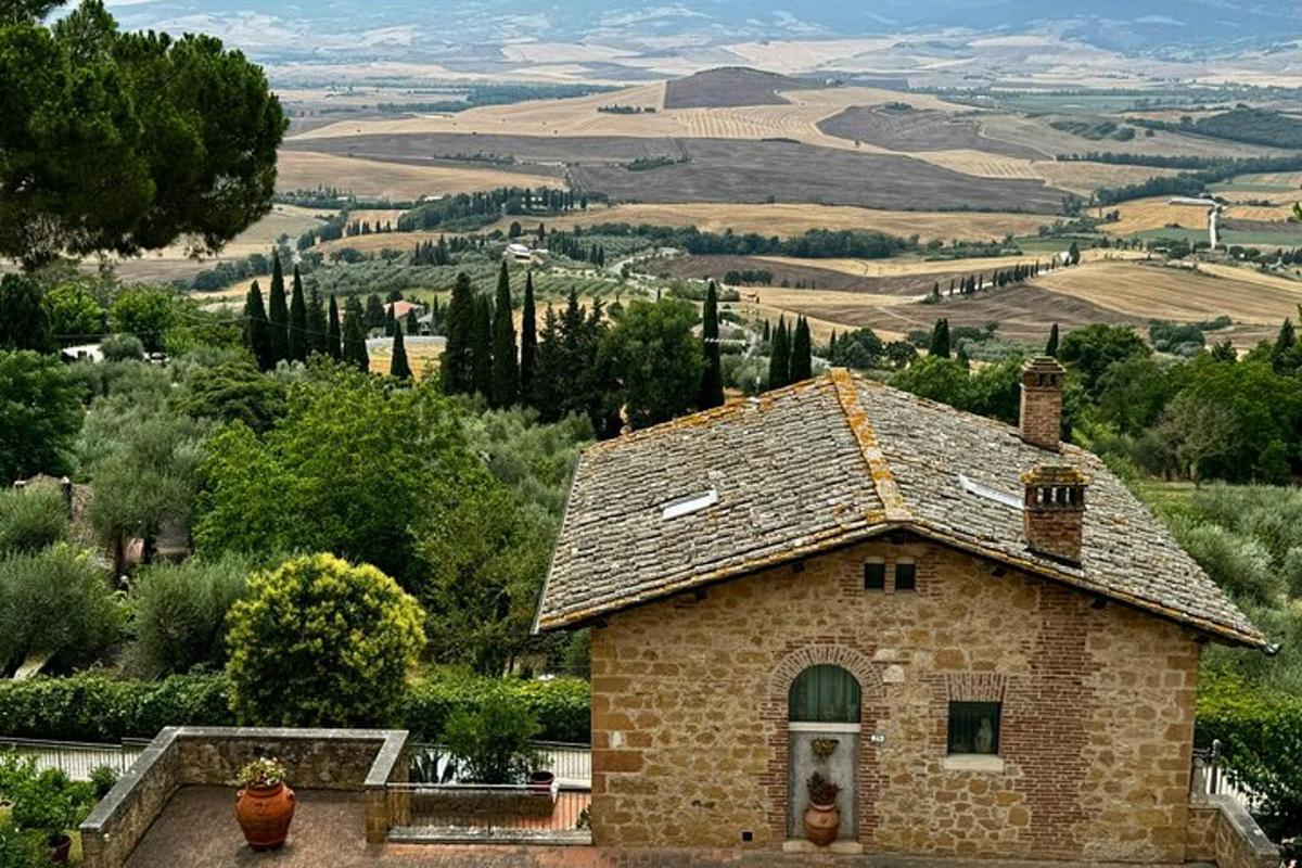 una piccola casa di pietra in mezzo a un campo