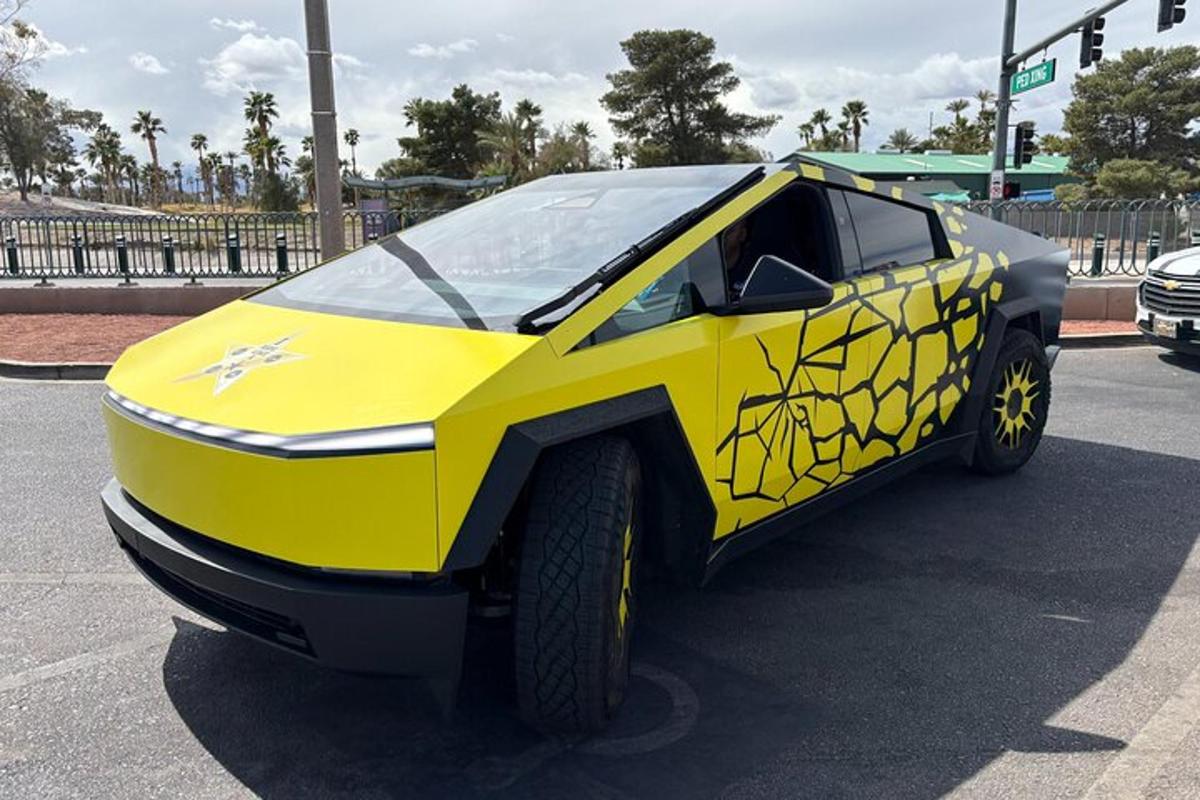 žluté auto je zaparkované na parkovišti