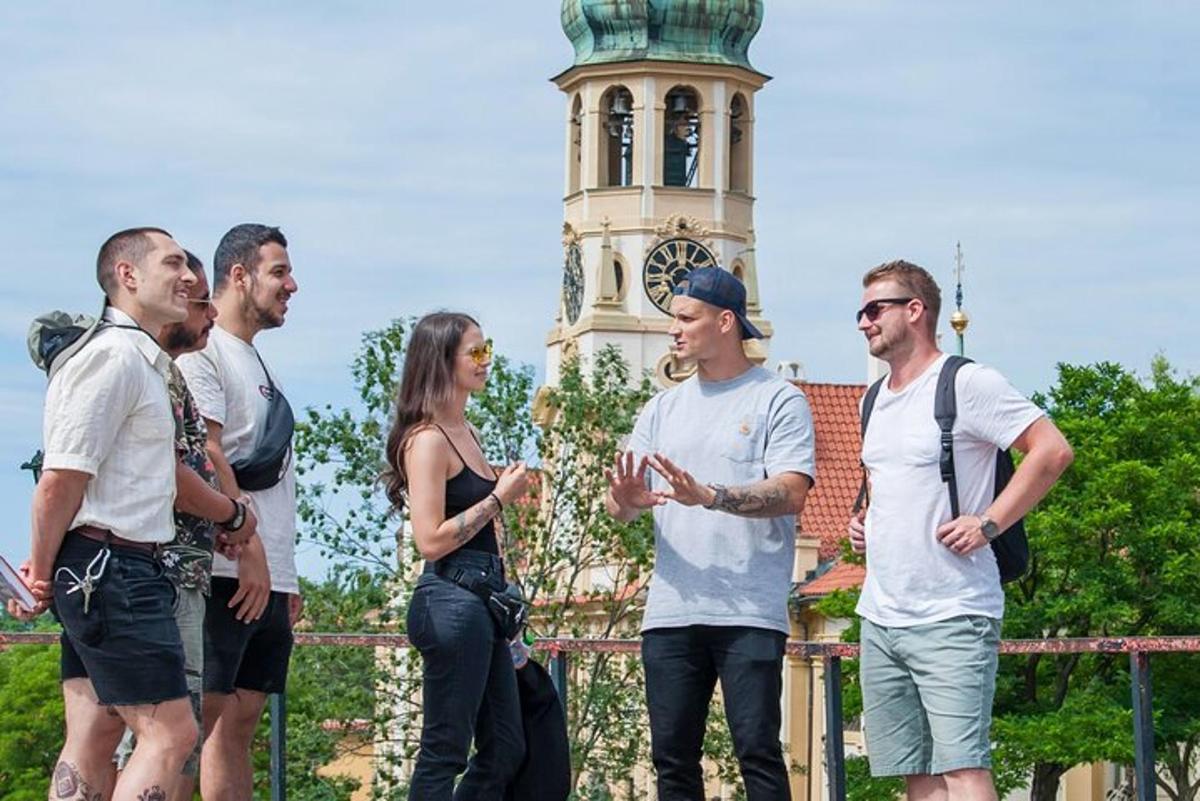 skupina ljudi, ki stojijo pred stolpom z uro