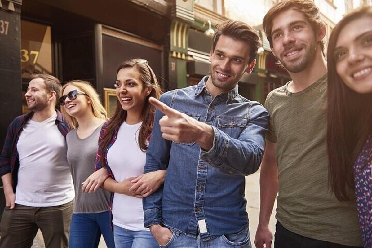 un gruppo di persone in piedi insieme che indicano qualcosa